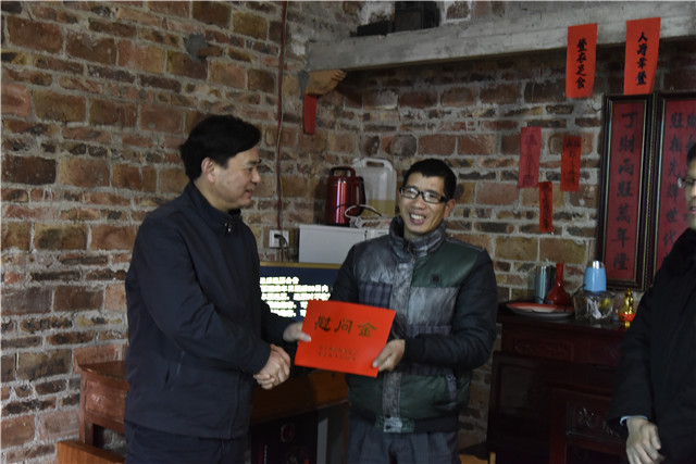 图片上传成功 法院开展扶贫助困活动.jpg