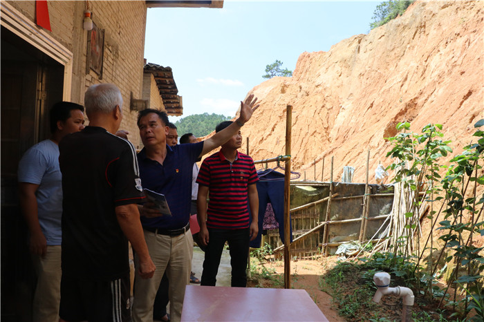 平南县自然资源局的地质环境监测组走访受地质灾害隐患点威胁的农户.JPG