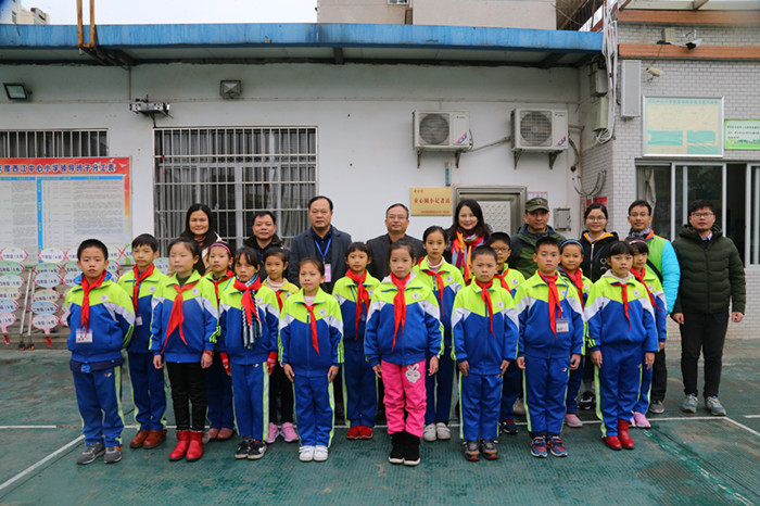 2018年12月29日，贵港日报首个童心圆小记者站在贵城西江中心小学揭牌成立.jpg