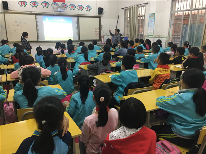 2019年4月15日，蔡恒敏编辑为石羊塘小学小记者授课《校园新闻的定义和特点》3.JPG
