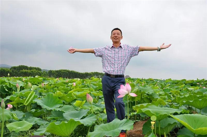 磊明在贵港市“荷美覃塘”莲藕产业（核心）示范区。.jpg