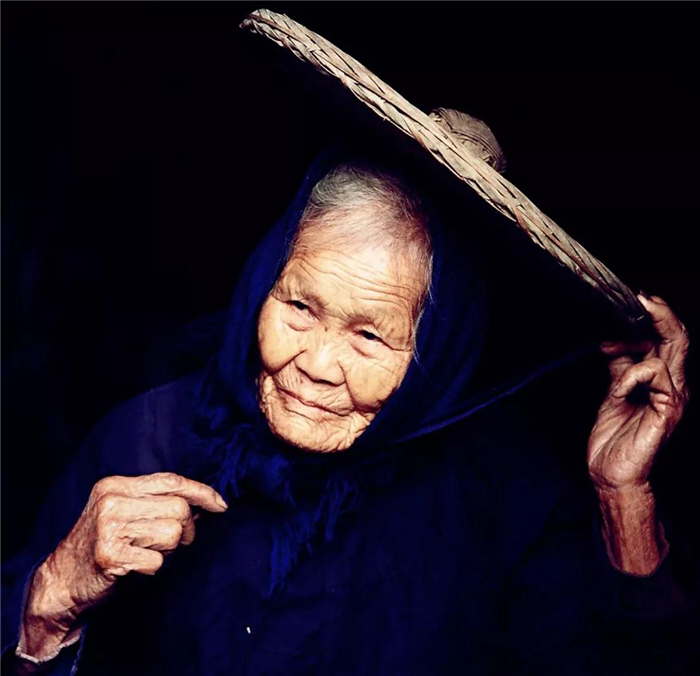 终生与蓝衣为伴的老人（赵庆华摄）.jpg