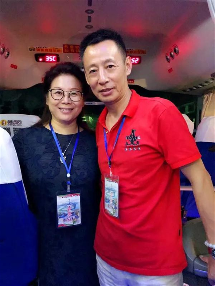 磊明（右）与广西民族大学教授杨学明（左）在贵港参加第32届全国荷花展览。.jpg