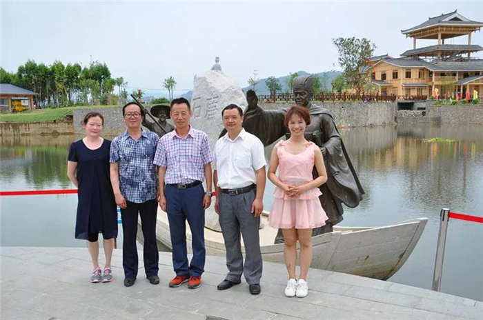 磊明在荷美覃塘。左起：姜波、陈驰、磊明、韦寿比、谢珊梅。.jpg