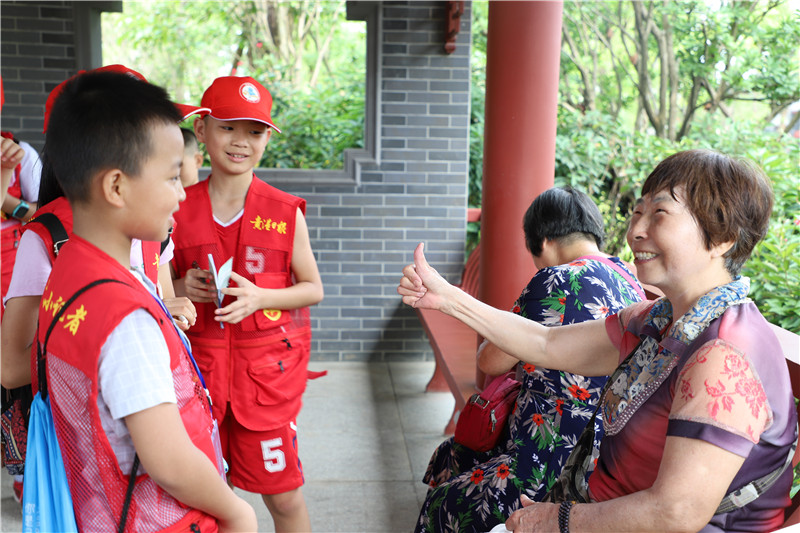 活泼可爱的小记者深受市民喜爱，还获市民点赞（记者 谢美辰摄）_副本.jpg