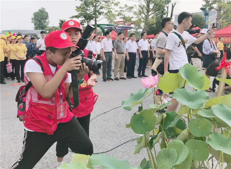 李俊伟2019.7.1第六届荷花节开幕式采访.jpg