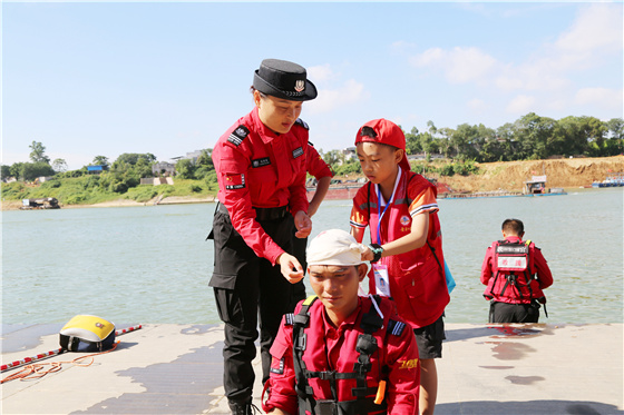 参加行走的课堂：水上安全体验暨郁江巡游.jpg