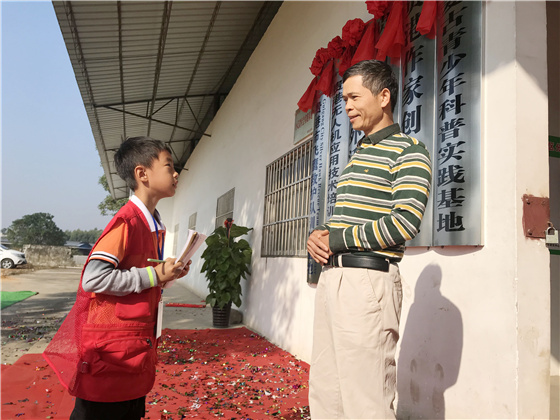 在参加行走的课堂：农业科普之旅活动中进行现场采访.jpg