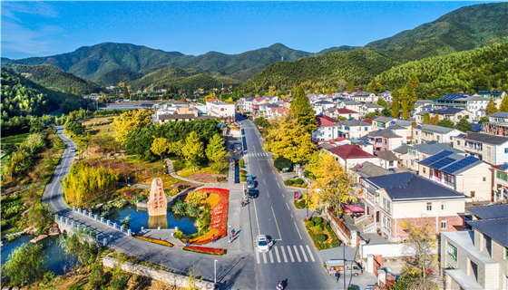 【百年奋斗路 百城访初心】系列报道：“两山”理念指引奋进路